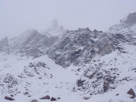 Estos son los dos mil metros que separan el campo base de la cumbre del Laila. Foto: Sebastián Álvaro