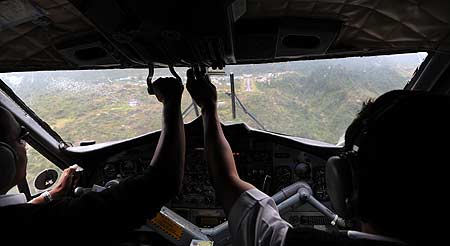 La pista de aterrizaje del aeropuerto de Lukla desde la cabina del avión. Foto: Sebastián Álvaro
