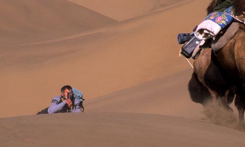 Grabando en el desierto del Taklamakan. Foto: Sebastián Álvaro
