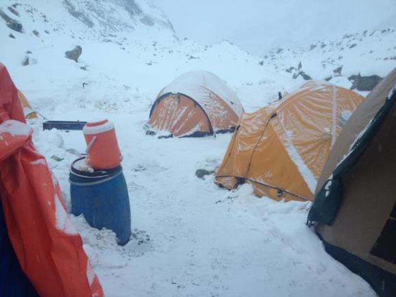 El Campo Base del Laila Peak cubierto de nieve. Foto: Sebastián Álvaro
