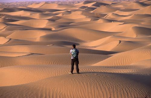 Josu Bereziartua mirando la inmensidad del desierto. Foto: Sebastián Álvaro