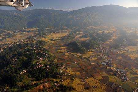 El valle de Kathmandú desde el avión, con el Himalaya al fondo. Foto: Sebastián Álvaro
