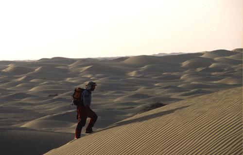 Subiendo una duna del desierto del Taklamakan. Foto: Sebastián Álvaro
